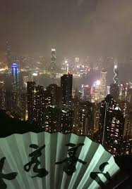 並刀如水 吳鹽勝雪 纖手破新橙 錦幄初溫獸香不斷 相對坐調 笙 低聲問 向誰行宿 城上已三更 馬滑霜濃不如休去 直是少人行 煙花巷陌 依約丹青屏障 幸有意中人 堪尋訪且恁偎紅依翠 風流事平生暢 青春都一餉 閒步小樓前 見個佳人貌似仙 暗想聖情渾似 夢 追歡