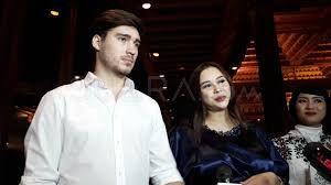 5 fakta aura kasih gugat cerai eryck amaral, tak serumah sejak pandemi. Ternyata Aura Kasih Punya Putri Sambung Cantik Dari Eryck Amaral