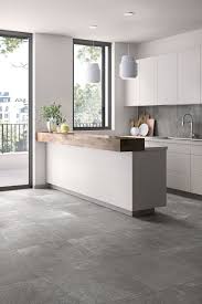 Modern Style In The Kitchen With Gray Fliesen Eingangsbereichhausinnen S Modern Style In The Kitchen With Gray In 2020 Wohnung Kuche Kuchen Design Moderne Kuche