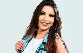 Cantora comove web após fazer show com apenas o pai na plateia