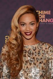 Beyonce's mum, tina knowles lawson, has proudly revealed what the singer's real hair looks like underneath the wigs and weaves. Beyonce And Brad Pitt Both With Dark Roots I Think We Have Ourselves A Hair Color Trend Glamour