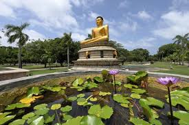 It is said that the gods, angered over this cruel deed, made the ocean rush inland and flood the land. Goldener Buddha Im Viharamahadevi Park Von Colombo Stockfoto Bild Von Buddha Golden 98944528