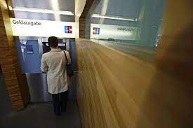 Diese linien und routen halten an stationen in der nähe u bahn u3 bus 65 70 73 76. Bw Bank In Stuttgart Plieningen In Zwei Bezirken Wartet Nur Der Bankomat Plieningen Stuttgarter Nachrichten