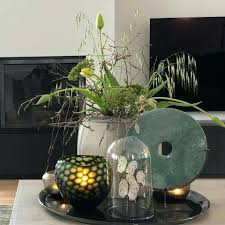 stijlvol wonen dienblad met ornament stolp met vlinders windlicht en boeket in kruik op salon huis ideeen decoratie eettafel decoraties woonkamer decoratie