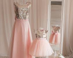 With This Dress Your Daughter Will Receive Many Compliments And Such Trendy Look Will Underline Her Vestido Tal Mae Tal Filha Festa Moda Mae E Filha Vestidos