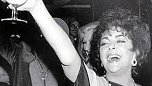 Studio 54: Se busca camarera para servir cocaína