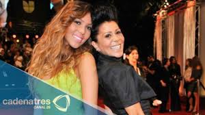 Se estima que alejandra guzmán ha vendido más de 20 millones de discos desde su debut, lo que la convierte en una de las cantantes latinas con mayores ventas. Alejandra Guzman Canto Junto A Su Hija Frida Sofia En Metepec Youtube