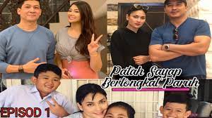 Aliah nekad pulang ke kampung bersama tiga orang anaknya untuk membina hidup baru setelah dicerai oleh suaminya, hisyam. Patah Sayap Bertongkat Paruh Episode 1 Alsalaman