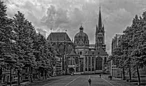 Der aachener dom wurde im jahr 805 (nicht 1805!) fertiggestellt und empfängt seit jahrhunderten besucher. Aachen Ein Kalter Tag Im Westen Der Republik Reisezoom Com