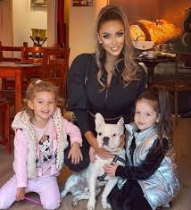 Atmosfera relaxata si apropierea dintre cei doi a condus la apa… Cum A Ajuns Bianca DrÄƒguÈ™anu SÄƒ AibÄƒ GrijÄƒ De Selena Fiica Lui Alex Bodi Ce Se