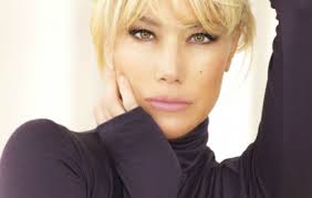 Niente da nascondere, spettacolari i 56 anni di Nancy Brilli in spiaggia:  "Ma come fai?"