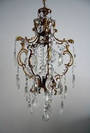 Un Lustre Est Un Createur De L Ambiance Dans Chaque Lieu Beaucoup De Lustre Cristal Pour Louer Retrouvez N Beautiful Chandelier Chandelier Crystal Chandelier