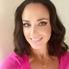 🧩 Sometimes the patterns that control us aren't just habits—they're rooted  in moments we've long forgotten. 🤔 In this carousel, you'll discover the  powerful story of a successful CEO who faced an