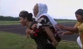 Lewat jalur laut, susi pudjiastuti mencurahkan jiwa raga serta dedikasinya untuk kemajuan ibu pertiwi. Viral Menteri Susi Menyuapi Dan Gendong Ibunya Naik Helikopter Bangsa Online Cepat Lugas Dan Akurat