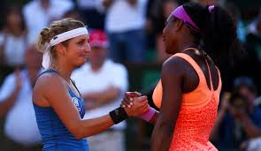 Loin, donc, de la terrible élimination collective au deuxième tour cette année, pour nos sept derniers joueurs. Timea Bacsinszky Sensation In Serena Williams Schmierenkomodie Verpasst Tennisnet Com