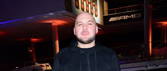 Was macht ein bekennender vegetarier zwischen lederhosen und schweinshaxen? Harter Rapper Ganz Zart Kool Savas Hat Geheiratet Promiflash De