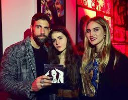 Età, altezza, famiglia, biografia gilles rocca è nato a roma il 12 gennaio 1983, sotto il segno del capricorno, ed ha quindi 37 anni di età. Gilles Rocca Eta Altezza Peso Fidanzata Attrice Moglie Figli