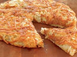 Io scelgo sempre le buone vecchie patate arrosto, però con l'accortezza di tagliarle in piccoli cubetti, che in questo modo al forno diventano facilmente croccanti. Ricetta Della Settimana Il Rosti Di Patate 1channel Con Gusto Giusto