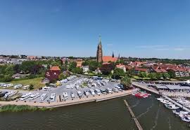 Gebuhrenpflichtiger Stellplatz Fur 45 Mobile In Schleswig Der Stellplatz Liegt An Einer Marina Und In Meer Wohnmobil Touren Europa Camping Urlaub Im Wohnmobil