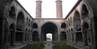 Detaylı bilgi ve fotoğraflar için yazımızı imceleyebilirsiniz. Erzurum Tarihi Yerleri Erzurum Buyuksehir Belediyesi