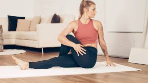 It stretches the back torso and neck, and softly stimulates and strengthens the abdominal organs. Yoga Ubung Drehsitz Ardha Matsyendrasana Erklart Yoga Kurs Online