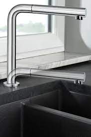 die kuchenspule vor dem fenster bietet den vorteil dass man genug licht zum arbeiten hat und zudem einen tolle wasserhahn kuche armaturen kuche fenster design