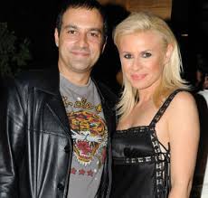Στην τελευταία εκπομπή και λίγο πριν πέσει οι τίτλοι τέλους εμφανώς φορτισμένη συναισθηματικά ευχαρίστησε όλους τους συνεργάτες της, και εκ μέρους του κρατερού κατσούλη, στέλνοντας. Karabatoy All Is Hot