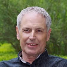 Hoe het kan dat “onverbeterlijke wegpiraat” plots van zwaarste straf ooit  naar enkelband gaat