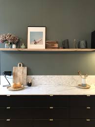 La déco cuisine en noir et blanc est très populaire mais poussée à l'extrème, elle finit par créer un décor trop sobre et austère. Jolie Cuisine Cuisine Noire Cuisine Blanche Et Bois Decoration Interieure Cuisine