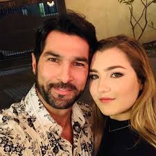 Arturo carmona y su hija melanie. La Hija De Arturo Carmona Y Alicia Villarreal Sufrio Un Intento De Abuso Melanie Recibio Absurdas Criticas Por Sus Fotos En Bikini Y Asi Respondio Infobae