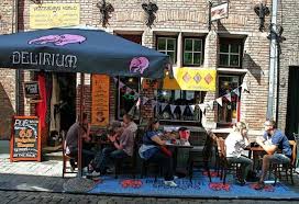 Beers Yesterday S World Bar Friperie Lieu Atypique Ou Vous Buvez Des Bieres Au Milieu D Objets A Vendre Boire De La Biere Biere Boire