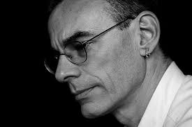 Numa tarde de fevereiro, aos 47 anos, o escritor que fez da solidão  literatura despedia-se do mundo