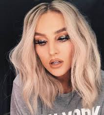 Die nuancen von outfits ein rücksitz wird von der mode nicht verlangt. Perrie Edwards Little Mix
