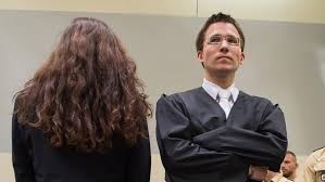 Für die hauptangeklagte beate zschäpe endet diese frist am montagabend um 23:59 uhr, sagte ein sprecher des oberlandesgerichts münchen dem swr. Tageszusammenfassung 225 Tag 2 9 15 Zschape Bleibt Beim Schweigen Nsu Prozess Br24 Br De