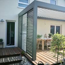 Das Lamellendach Ist Eine Schone Moglichkeit Die Gartenzeit Zu Verlangern Das Mit Schmalen Rahmen Ausges Uberdachung Terrasse Lamellendach Pergola Uberdachung