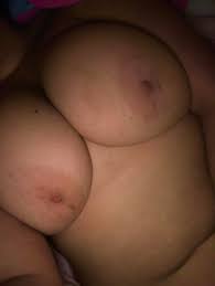 今晚我需要有人吸吮我的大乳头并让它们变硬