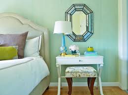 Yatak odası aynaları bazen tuvalet aynası denilen ve makyaj yaparken kullanacağınız aynalar, bazen gardrobunuzun kapılarının üzerindeki yer alan aynalar, bazen de. Yatak Odasinda Bir Ayna Ile Tuvalet Masasi 66 Fotograf Ic Kose Kozmetik Tablo Beyaz Modelleri