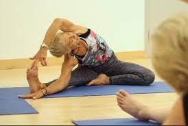 Rousseau is an expert in the science behind yoga and how yoga can help people get through adversities. Kreisvolkshochschule Oberbergischer Kreis Vhs Oberberg Trotz T Der Corona Krise Mit Online Angeboten