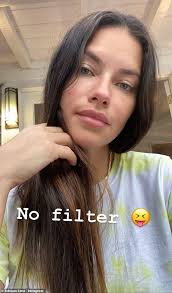 Adriana lima hairstyles, haircuts and colors. Adriana Lima Proves She Is Flawless With Or Without Instagram Filters In New Social Media Snapshots Daily Mail Online