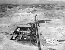 The Last Frontier On The Strip In 1947 Work Is Just Beginning On The Desert Inn On The Right Look At All That Undevelop Las Vegas Photos Old Vegas Las Vegas