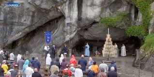 Le chapelet du jour ou chapelet à lourdes est diffusé tous les jours à 15h30, avec une rediffusion à minuit. Messe Et Chapelet A La Grotte Le Site De L Hospitalite Landaise