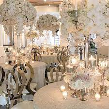 Decoration Et Arrangements En Argent Pour Le Mariage En Argent 25 Ans De Mariage Deco Mariage Chic Decoration Salle Mariage Deco Salle Mariage