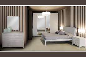 Camera matrimoniale completa in legno massello composta da letto 2 comodini 1 como con finitura laccato bianco anticato e foglia argento armadio 2 ante scorrevoli in legno massello colore noce con intarsio ottima qualit artigianale tempi di consegna 20/25 gg spedizione in tutta italiadisponibili anche i. Madison Camere Da Letto Moderne Mobili Sparaco