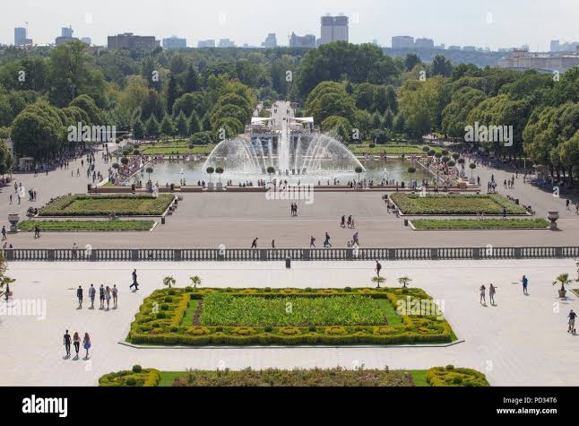 Moscow, Russia. 04th Aug, 2018. People walk around Gorky Park. The  operators of Moscow's world-famous Gorky Park intend to continue adhering  to Soviet traditions. The 'Park of Culture and Recreation' was first