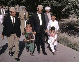 Şimdilerde sadece kadınların giydiği burkalarla, taliban ve işi̇d'in zulmüyle ve geri kalmış bitmeyen bir savaşın ülkesi olarak anılan afganistan, 1960'lı yıllarda modern umut dolu bir ülkeydi. Taliban Dan Once Afganistan Daki Gunluk Yasami Gosteren 23 Sasirtici Fotograf Biacaip