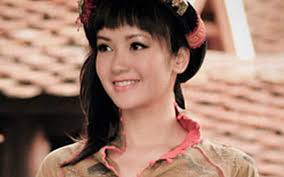 Bống Hồng Nhung làm duyên với áo dài, quần jean