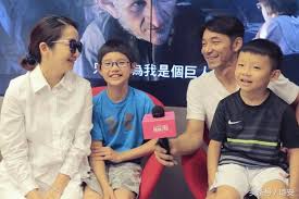 陶晶瑩（英語： matilda tao ，1969年10月29日 － ），臺灣 女藝人、主持人、歌手、作家，暱稱陶子，畢業於臺北市立中山女子高級中學、國立政治大學新聞學系。 1990年發行首張個人專輯以歌手身份出道，之後一度發展不利，曾在演藝事業進入低潮期時萌生退意；後來遇上台灣主持人張小燕，經其大力. é™¶æ™¶ç'©çµ¦10æ­²çš„å¥³å…'è²· æ™ºéšœæ‰‹æ©Ÿ åŽŸä¾†æ˜¯é€™å€‹åŽŸå›  æ¯æ—¥é ­æ¢