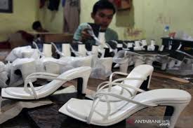 Pabrik sepatu wanita di desa nogosari pandaan pasuruan, ada factory outlet juga di pabrik, kondisi jika . Menengok Pabrik Sepatu Untuk Ekspor Di Tangerang Antara News