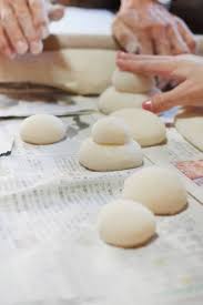 This Is The Mochi To Make Kagami Mochi Round Rice Cake Offered To Gods At New Year S Mochi Foodie Japan Culture Foodcu Japanese Sweets Wagashi Mochi