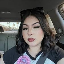 Jessica Pohl's Instagram, Twitter & Facebook